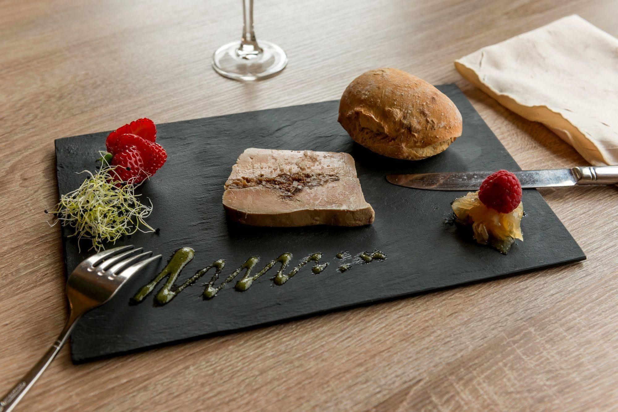 Logis Hotels - Au Poisson D'Argent - Hotel 3 Etoiles Et Restaurant Le Mesnil-en-Vallée المظهر الخارجي الصورة