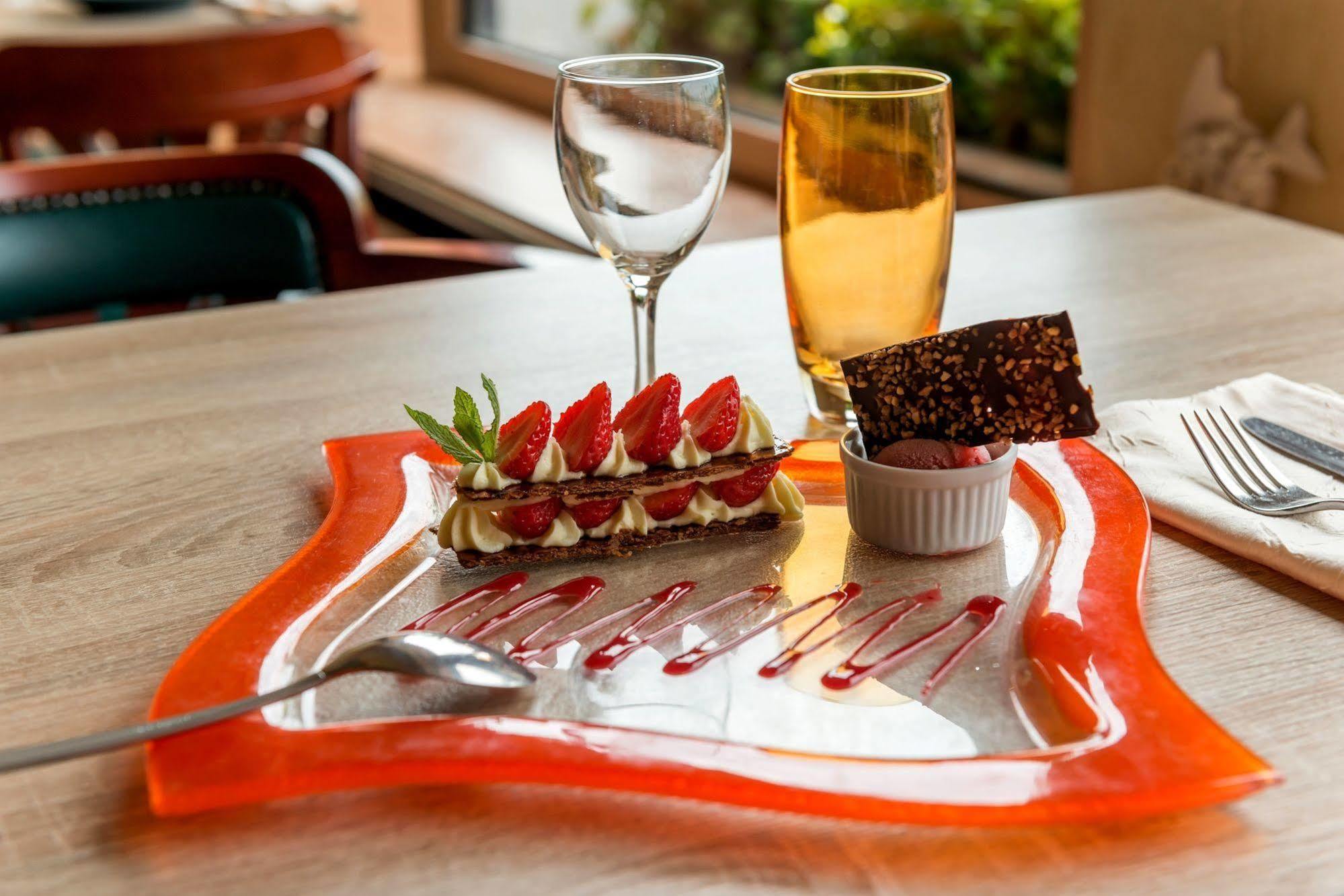 Logis Hotels - Au Poisson D'Argent - Hotel 3 Etoiles Et Restaurant Le Mesnil-en-Vallée المظهر الخارجي الصورة