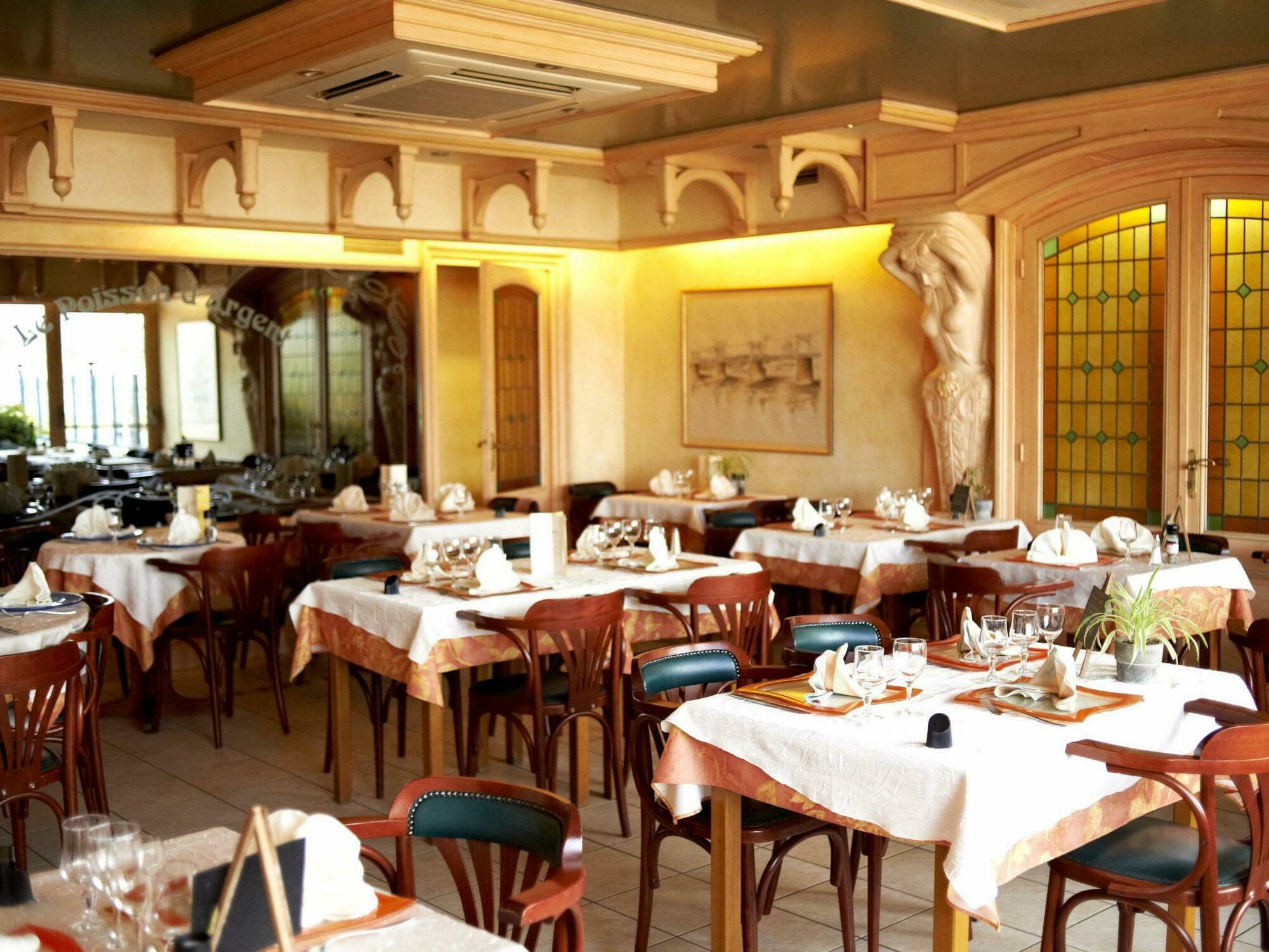 Logis Hotels - Au Poisson D'Argent - Hotel 3 Etoiles Et Restaurant Le Mesnil-en-Vallée المظهر الخارجي الصورة