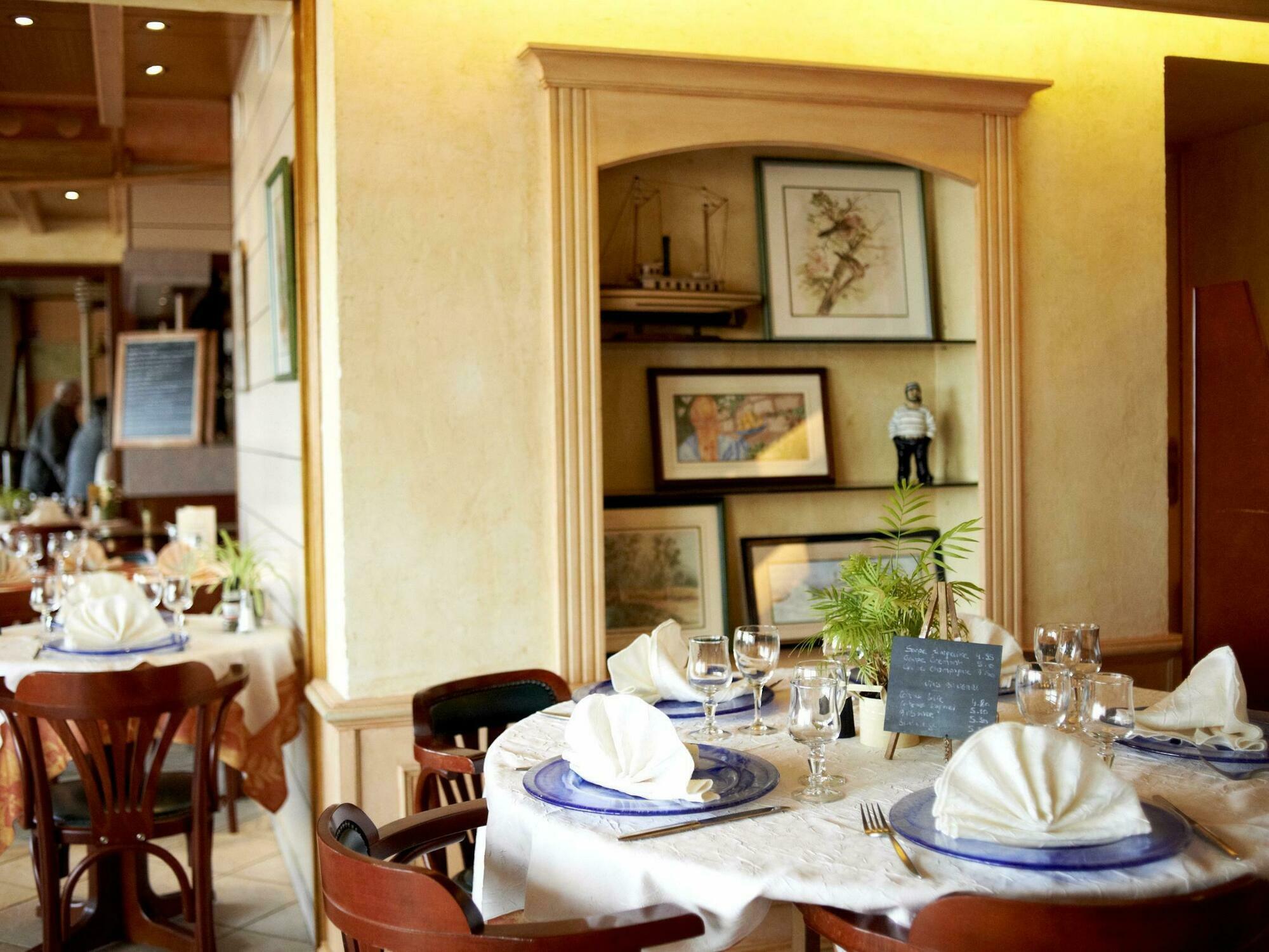 Logis Hotels - Au Poisson D'Argent - Hotel 3 Etoiles Et Restaurant Le Mesnil-en-Vallée المظهر الخارجي الصورة
