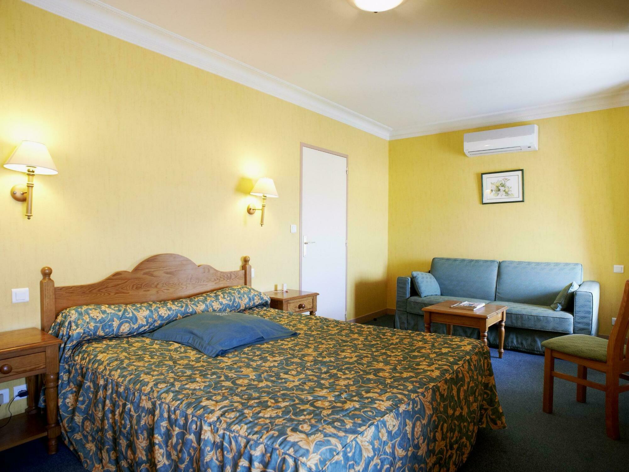 Logis Hotels - Au Poisson D'Argent - Hotel 3 Etoiles Et Restaurant Le Mesnil-en-Vallée المظهر الخارجي الصورة